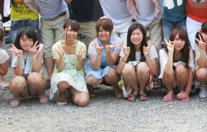 When I look at the group photo, I'm always looking for panchira lol. 15th image