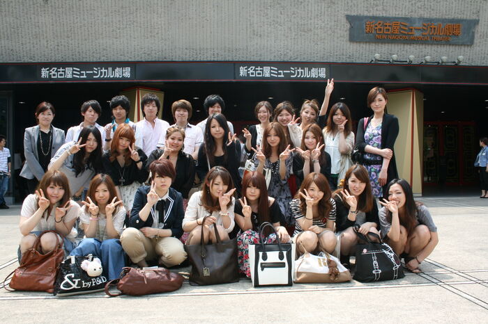 When I look at the group photo, I'm always looking for panchira lol. 2th image
