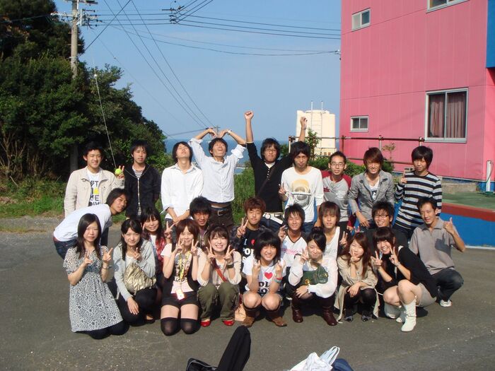 When I look at the group photo, I'm always looking for panchira lol. 3th image