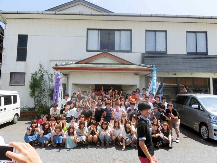 When I look at the group photo, I'm always looking for panchira lol. 7th image