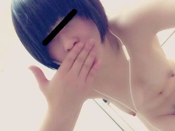 Amateur girls who show naked selfies to attract the attention of a man 15th image