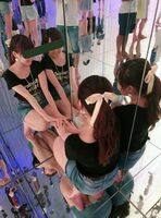 鏡に反射してパンツが見えちゃってるエロ画像25枚