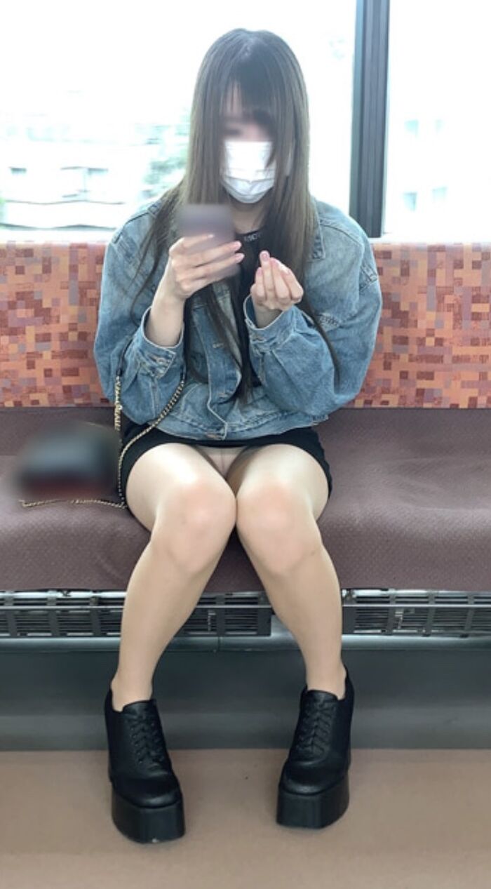 Pants flickering train is fun during Wai's commute 10th image