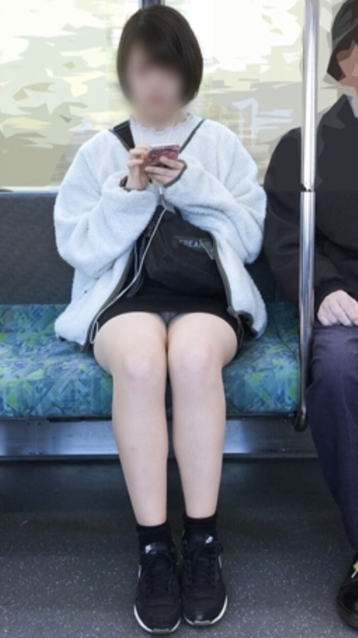 Pants flickering train is fun during Wai's commute 2th image