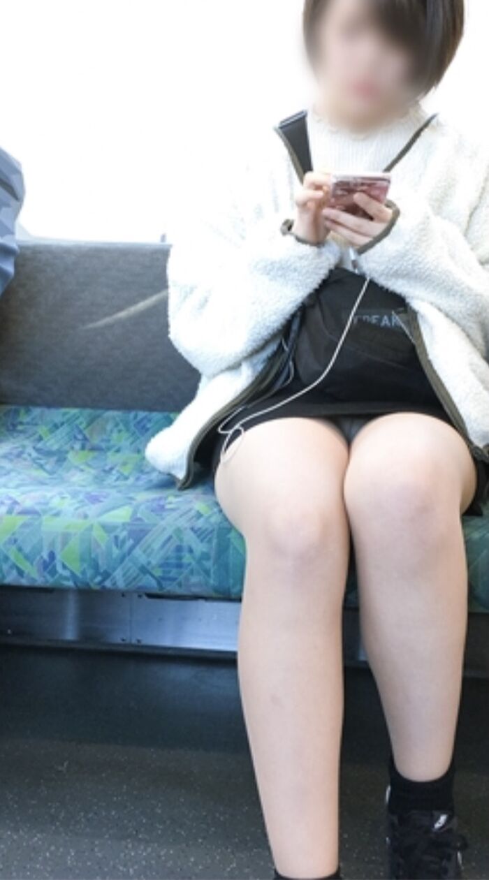 Pants flickering train is fun during Wai's commute 5th image