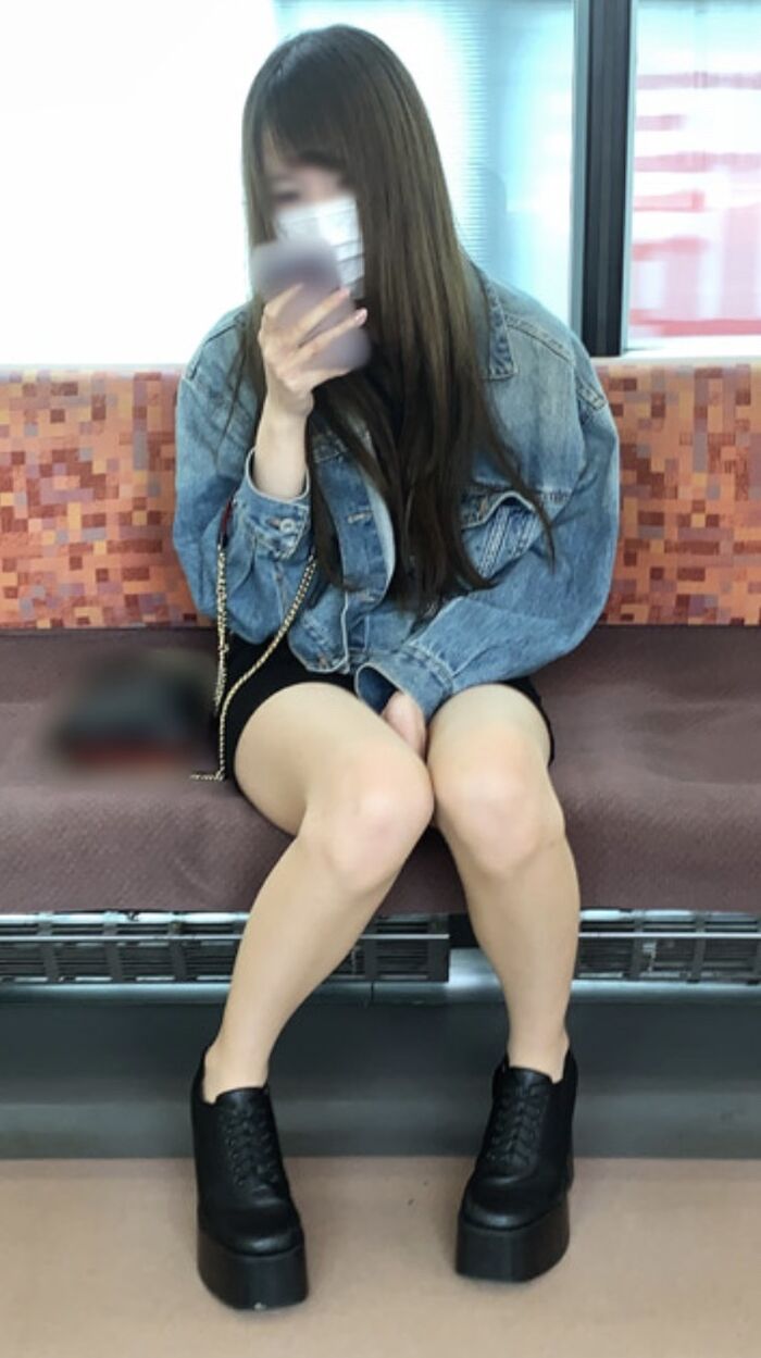 Pants flickering train is fun during Wai's commute 6th image