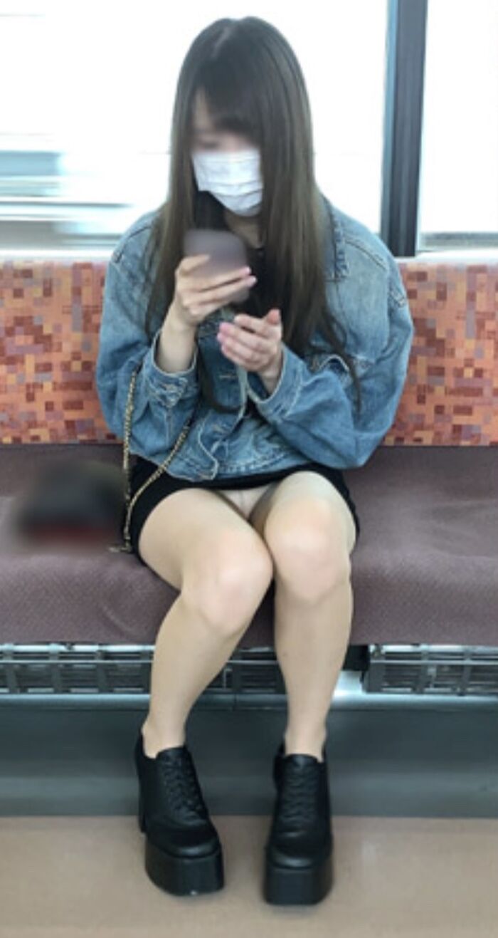 Pants flickering train is fun during Wai's commute 7th image