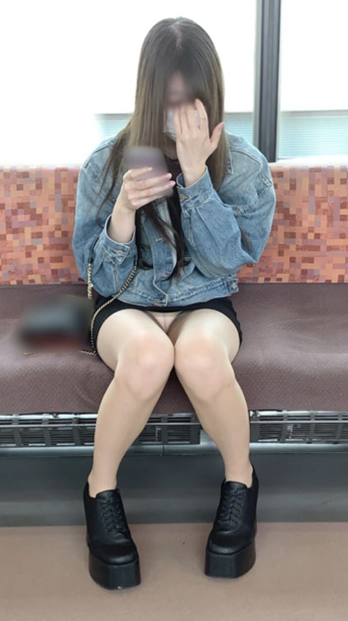 Pants flickering train is fun during Wai's commute 9th image