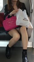 【パンチラ電車】車通勤のワイは電車がパンチラ天国と知り電車通勤に切り替えたんだなw