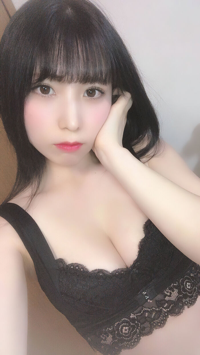 43 erotic images of a girl who is increasing the volume of her boobs with a breastfeeding bra 4th image