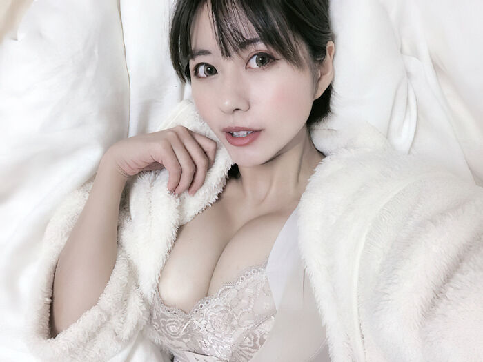 43 erotic images of a girl who is increasing the volume of her boobs with a breastfeeding bra 6th image