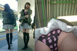 - [Super panchira] The inside of the skirt that peeks out softly from below was full of colorful pants w