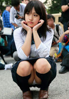 Comiket layer's poop sitting and squatting panchira erotic image