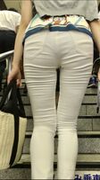 When I go up the stairs, my buttocks pull up in front of me and move eroticly, and the pants are transparent and the bread line is divided, which is already the best www