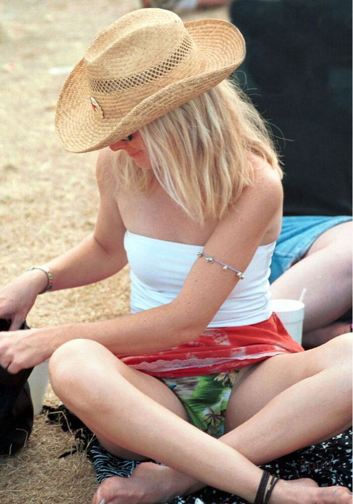 Sitting Mr./Ms. father and panchira erotic image with full view of pants 14th image
