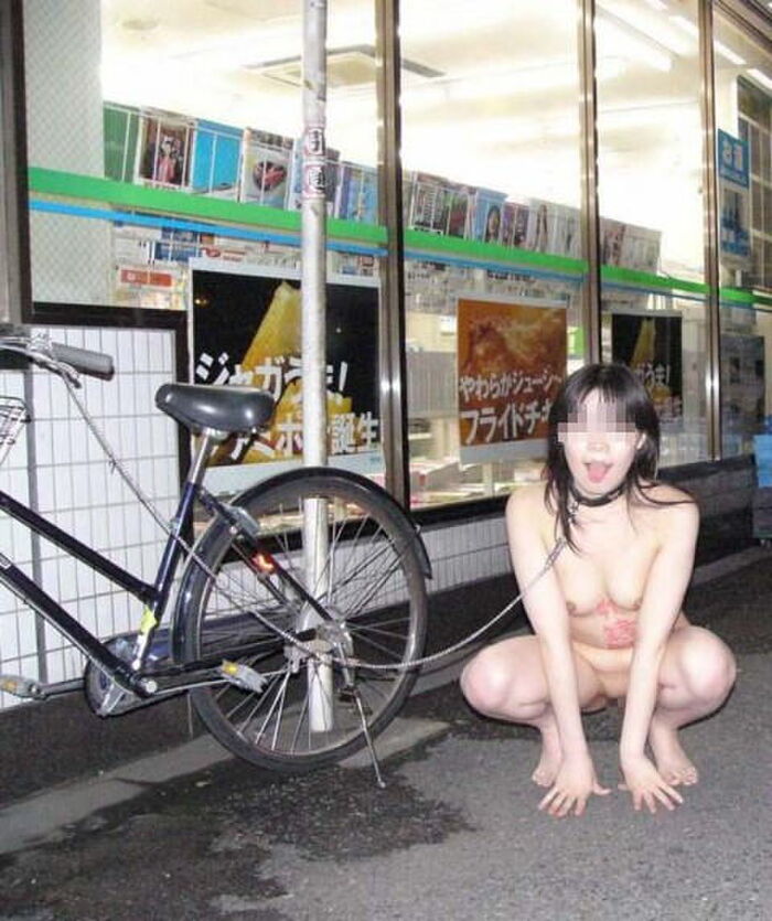 Outdoor training! Erotic images of a female dog tied to a collar and left for a walk or left alone 21th image