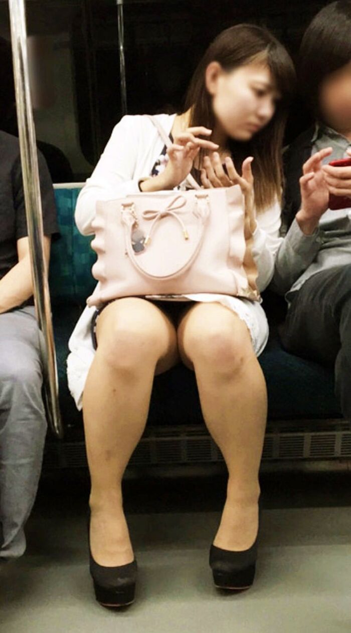 【対面パンチラ】電車内でパンチラを堪能するww 2th image
