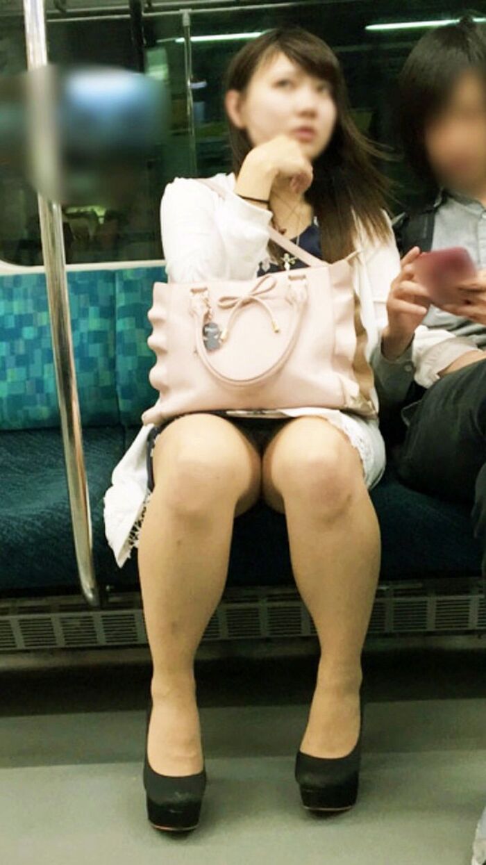 【対面パンチラ】電車内でパンチラを堪能するww 4th image