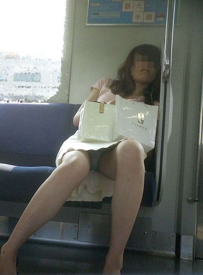 【対面パンチラ】電車内でパンチラを堪能するww 8th image