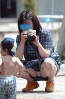 37 mom panchira images with children I tried to collect voyeur photos of a married woman who was distracted by a child and had a defenseless crotch