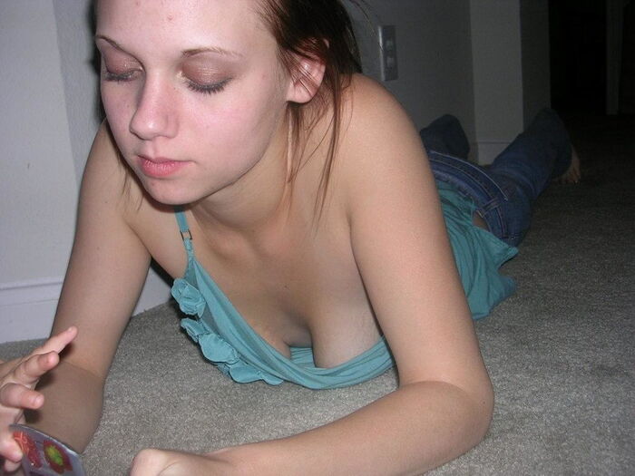 Chest chiller erotic image of a foreigner who is flickering her nipples at home 12th image