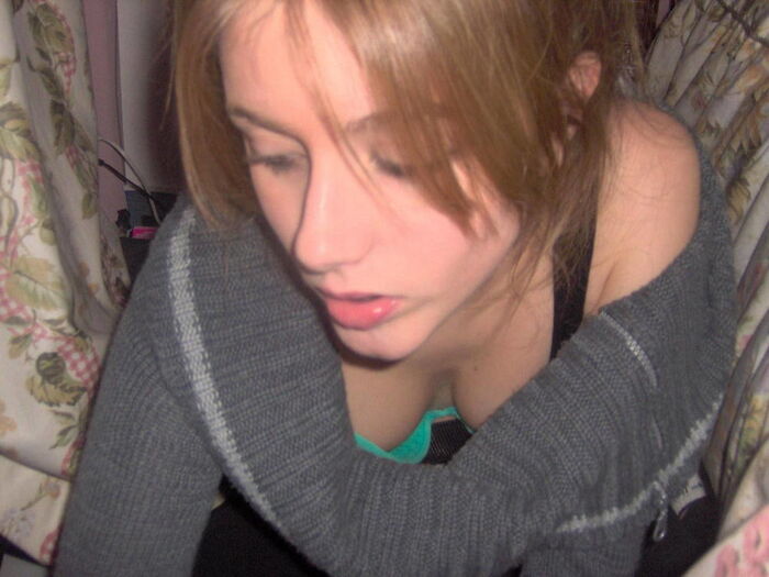 Chest chiller erotic image of a foreigner who is flickering her nipples at home 13th image