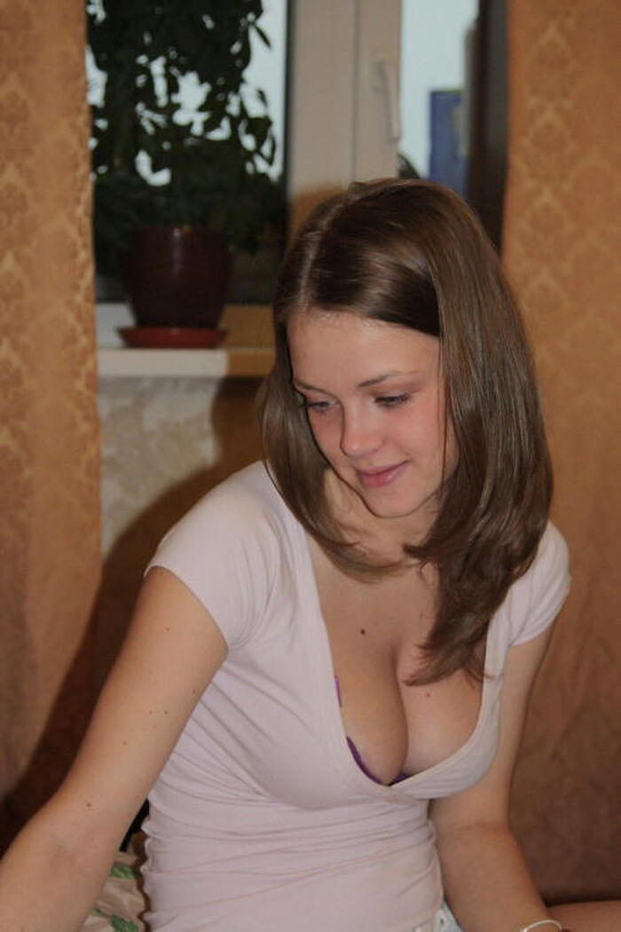 Chest chiller erotic image of a foreigner who is flickering her nipples at home 18th image