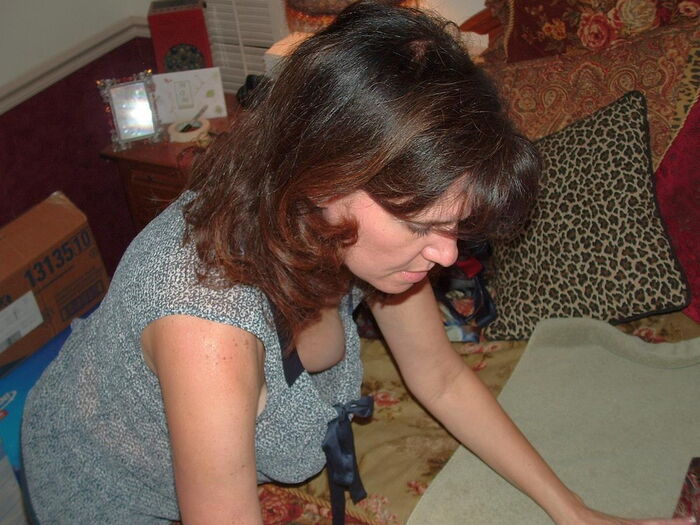 Chest chiller erotic image of a foreigner who is flickering her nipples at home 24th image