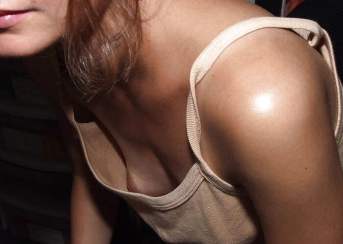 Chest chiller erotic image of a foreigner who is flickering her nipples at home 27th image