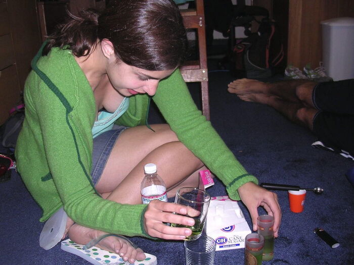 Chest chiller erotic image of a foreigner who is flickering her nipples at home 3th image