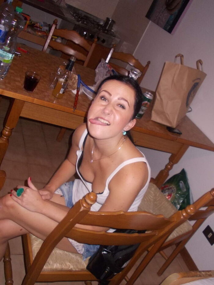 Chest chiller erotic image of a foreigner who is flickering her nipples at home 34th image