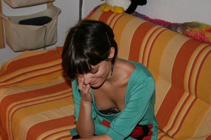 Chest chiller erotic image of a foreigner who is flickering her nipples at home 35th image