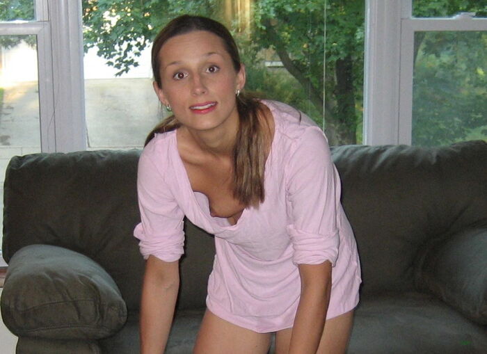Chest chiller erotic image of a foreigner who is flickering her nipples at home 37th image
