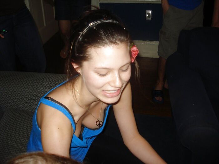 Chest chiller erotic image of a foreigner who is flickering her nipples at home 6th image
