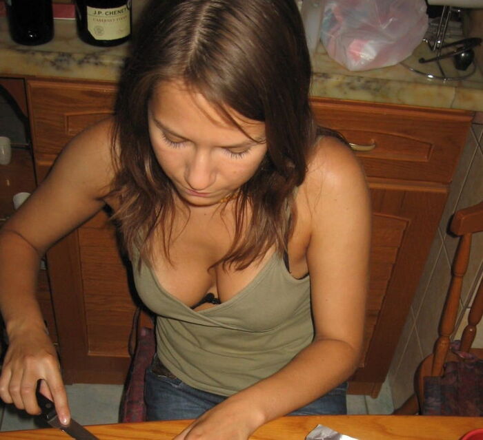 Chest chiller erotic image of a foreigner who is flickering her nipples at home 8th image