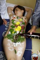 全裸の女性に寿司や刺し身を盛り付ける女体盛りのエロ画像