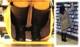 [Pants full view] There is a product shelf, so I'm not careful, so when I peeked from under the shelf, it was a panchira with a superb view wwww