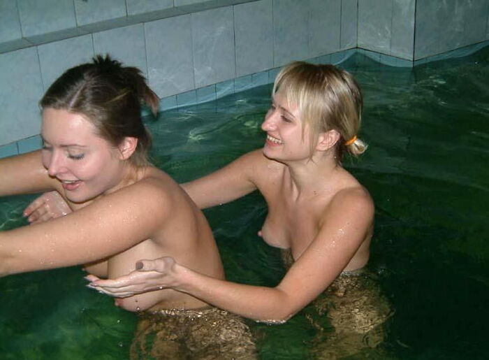 Bath / shower with female friends! Erotic images of women bathing with each other 12th image