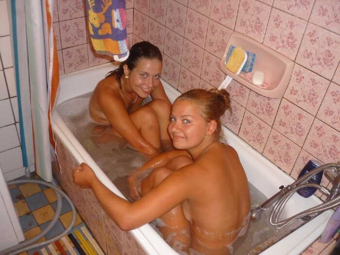 Bath / shower with female friends! Erotic images of women bathing with each other 16th image