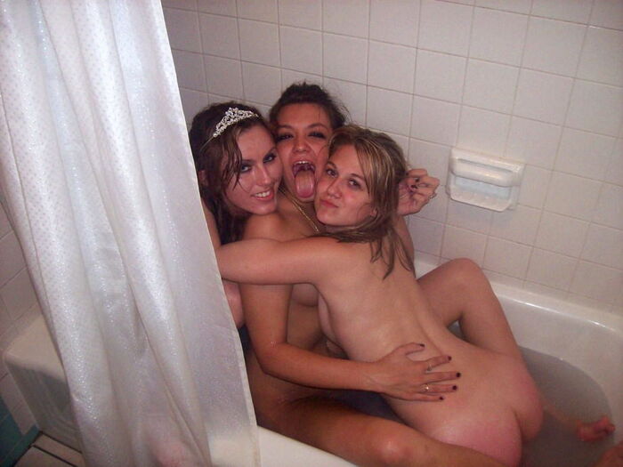 Bath / shower with female friends! Erotic images of women bathing with each other 21th image