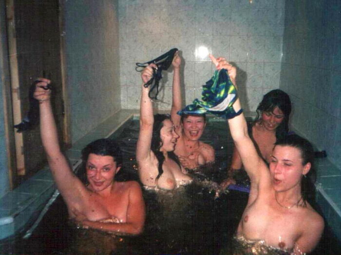Bath / shower with female friends! Erotic images of women bathing with each other 33th image