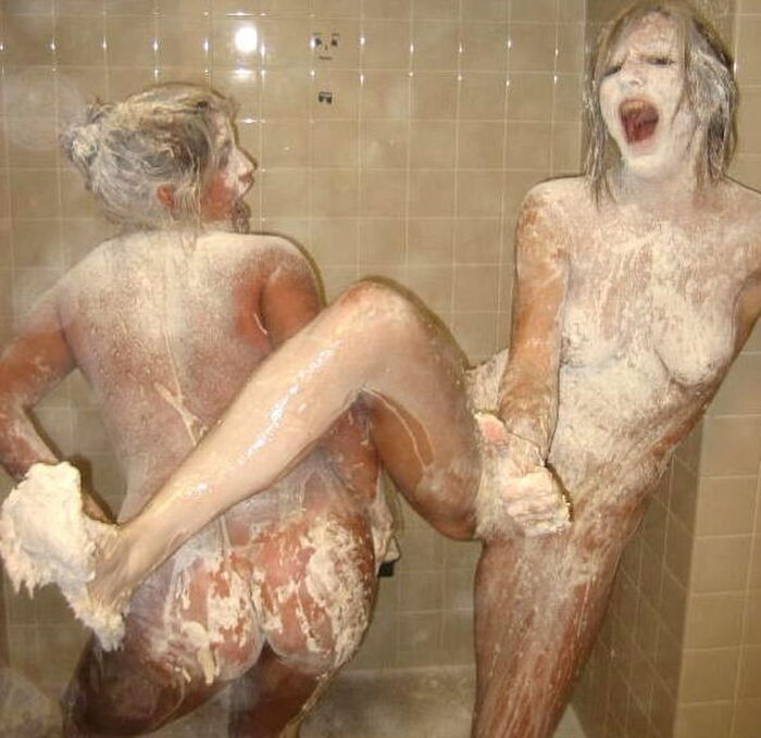 Bath / shower with female friends! Erotic images of women bathing with each other 35th image