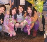 【集合写真パンチラ】集合写真では前列にスカートの女子が座るかどうかでパンチラが決まるwwww