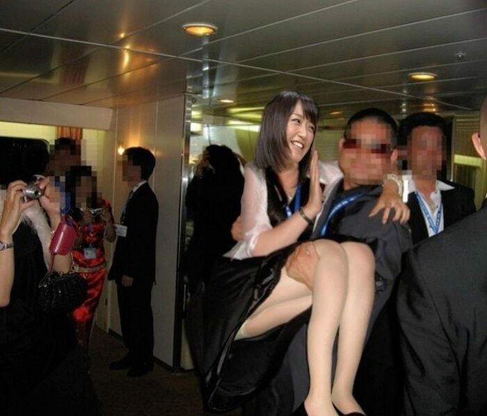 【Pants are visible】I tried to find a panchira with a princess hug wwwww 3th image