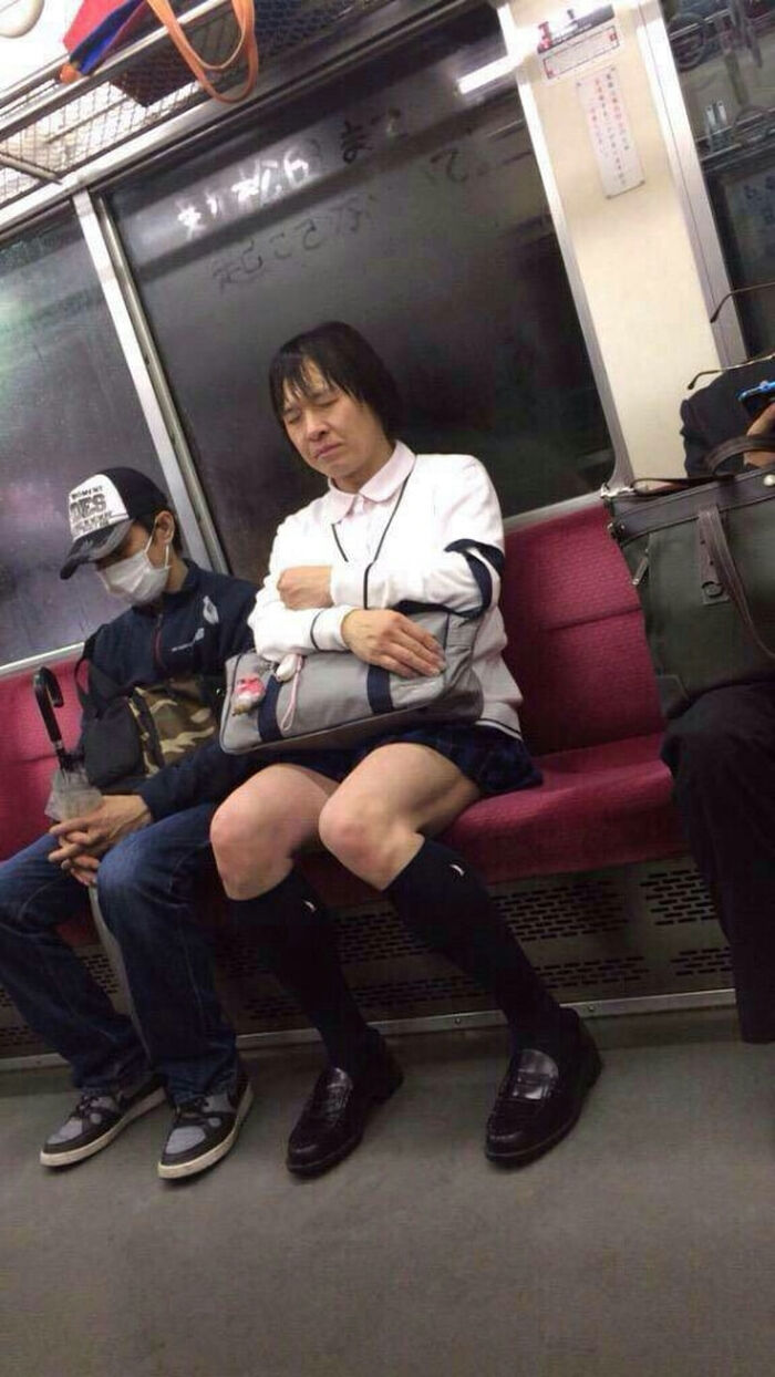 [Image] Mr./Ms. JK gets on the train with his thighs bared 12th image