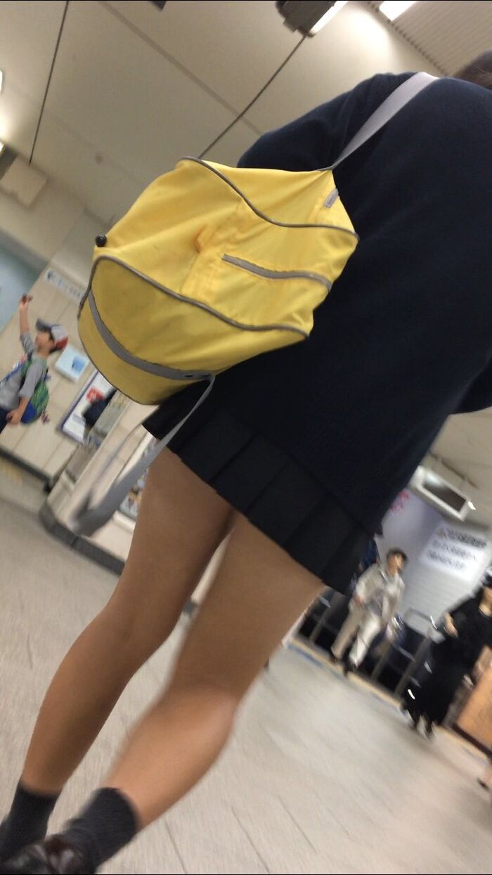 [Image] Mr./Ms. JK gets on the train with his thighs bared 13th image