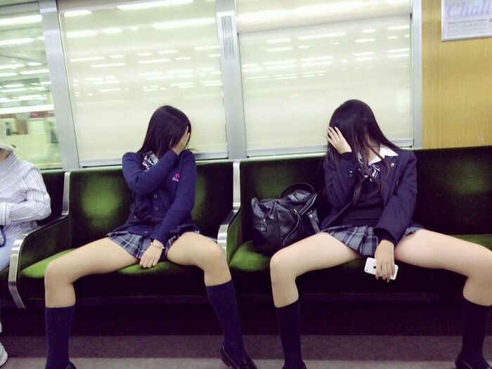 [Image] Mr./Ms. JK gets on the train with his thighs bared 17th image