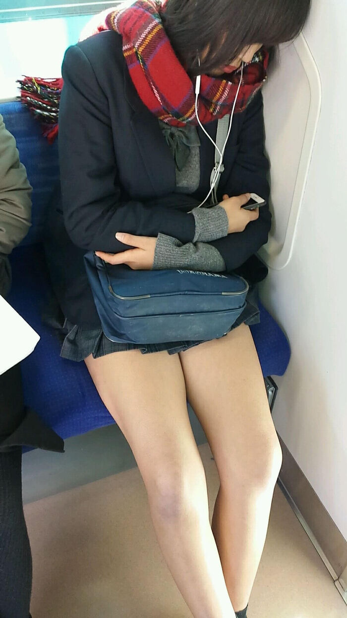 [Image] Mr./Ms. JK gets on the train with his thighs bared 2th image