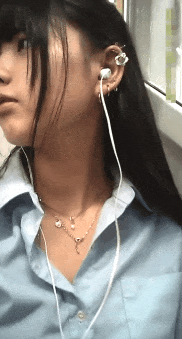 [Image] Mr./Ms. JK gets on the train with his thighs bared 20th image