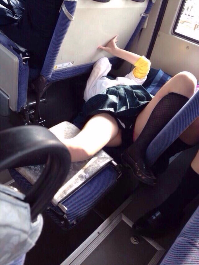 [Image] Mr./Ms. JK gets on the train with his thighs bared 23th image